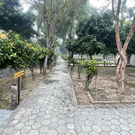 Chitwan Riverside Resort Саураха Екстер'єр фото