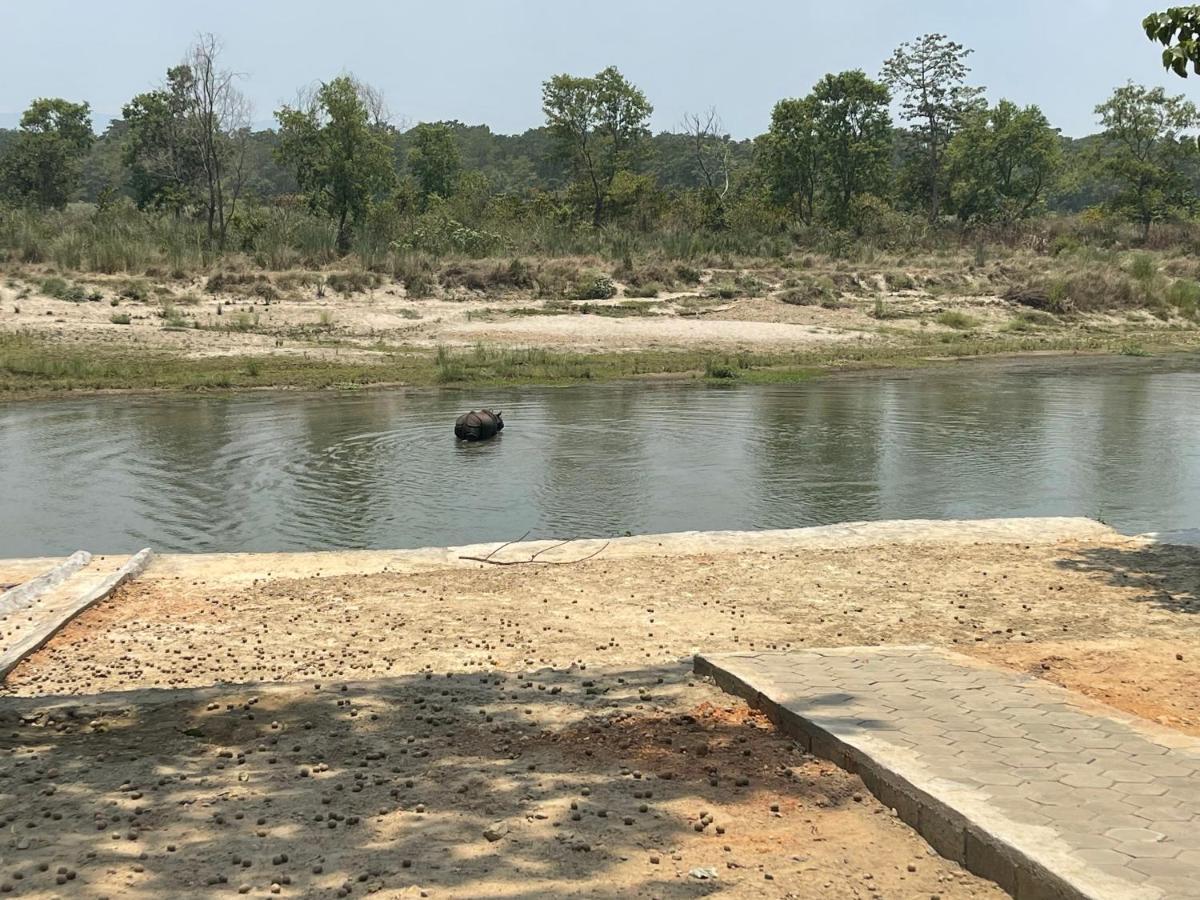 Chitwan Riverside Resort Саураха Екстер'єр фото