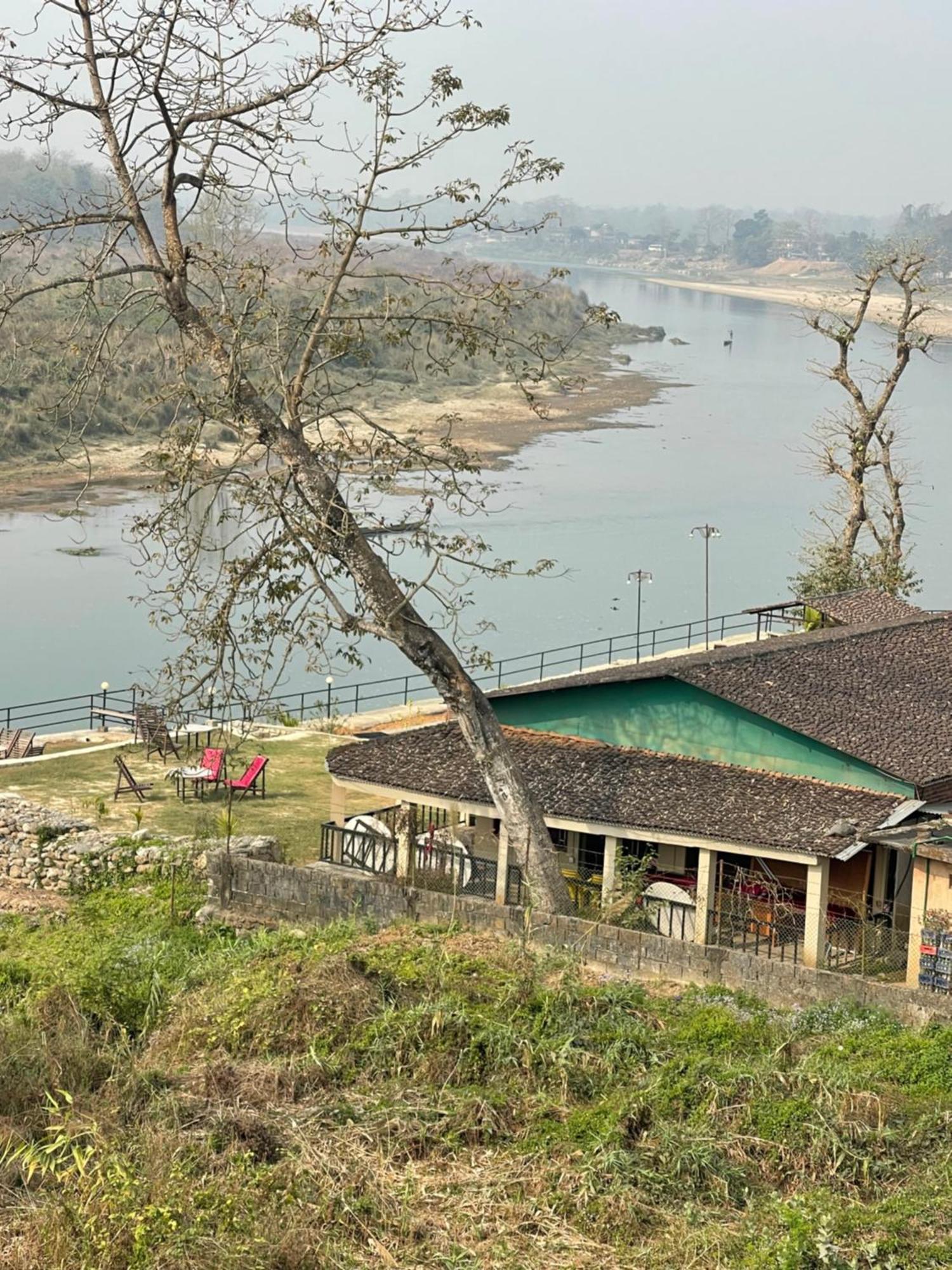 Chitwan Riverside Resort Саураха Екстер'єр фото