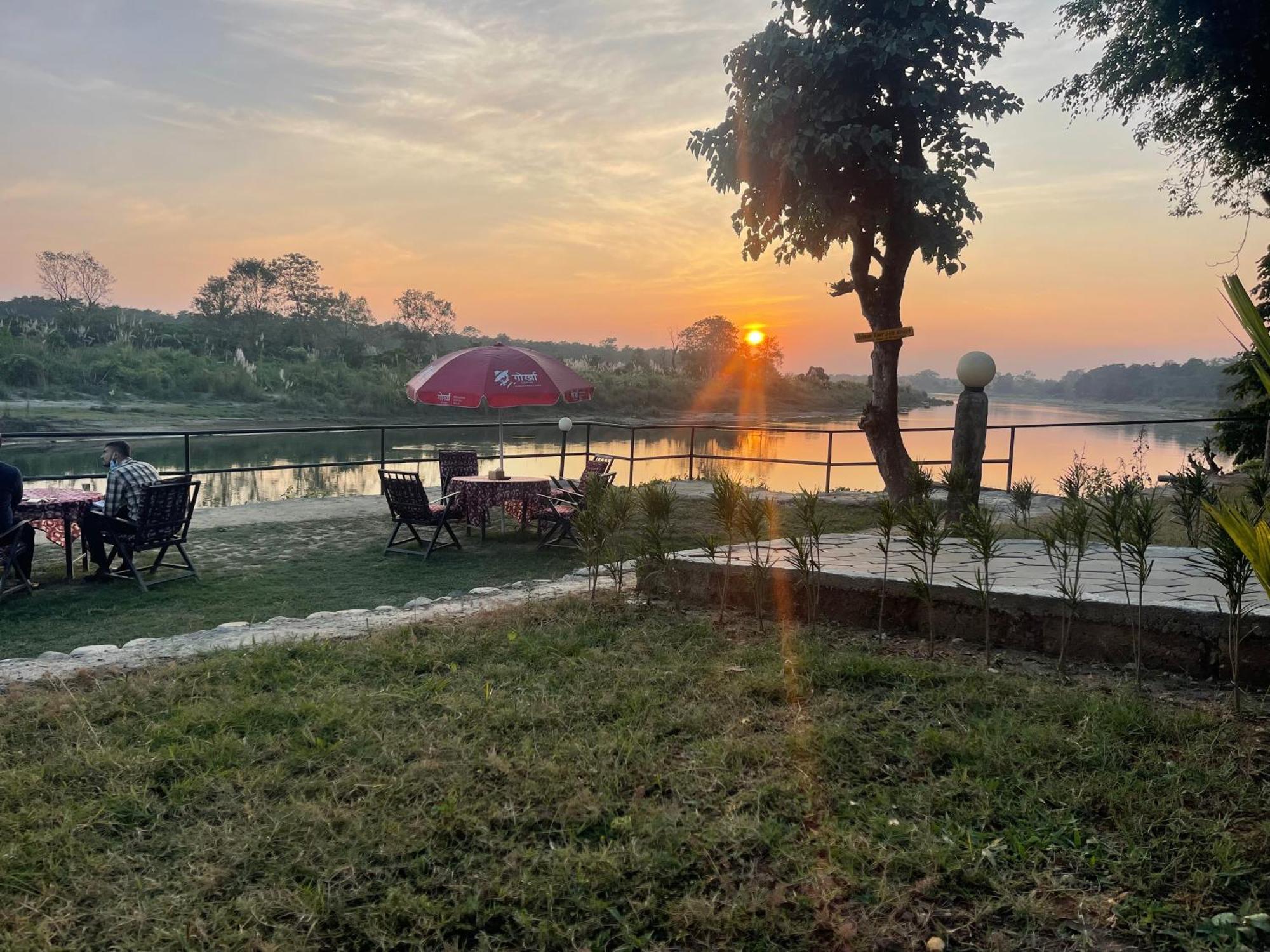 Chitwan Riverside Resort Саураха Екстер'єр фото