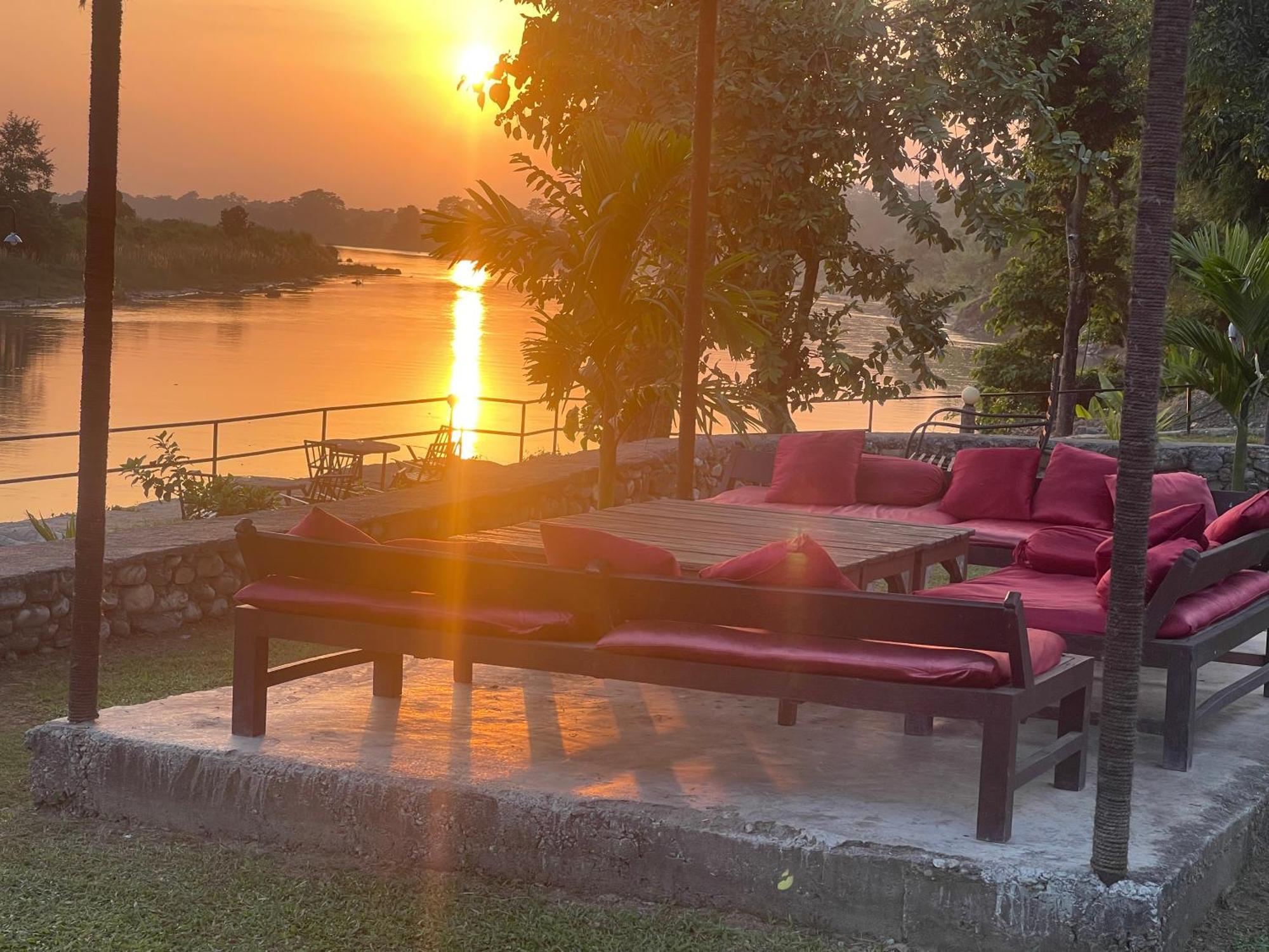 Chitwan Riverside Resort Саураха Екстер'єр фото