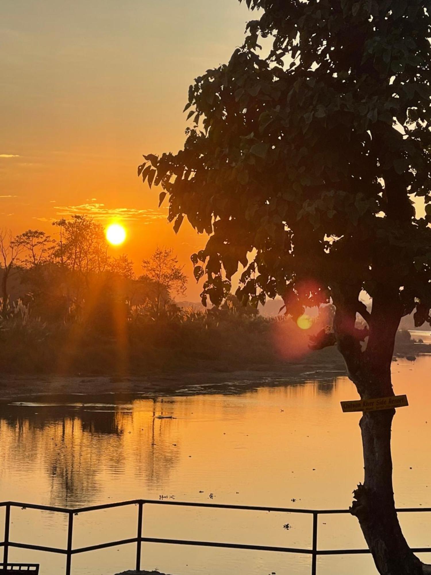 Chitwan Riverside Resort Саураха Екстер'єр фото