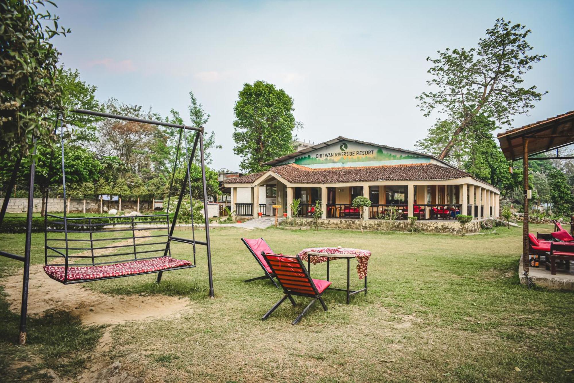 Chitwan Riverside Resort Саураха Екстер'єр фото