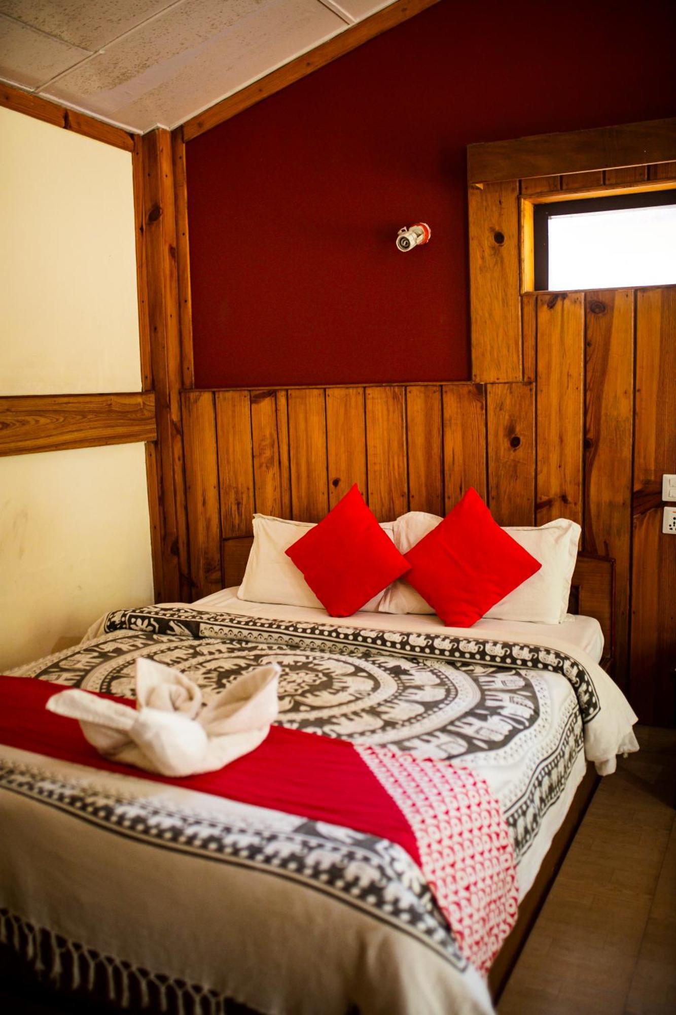Chitwan Riverside Resort Саураха Екстер'єр фото