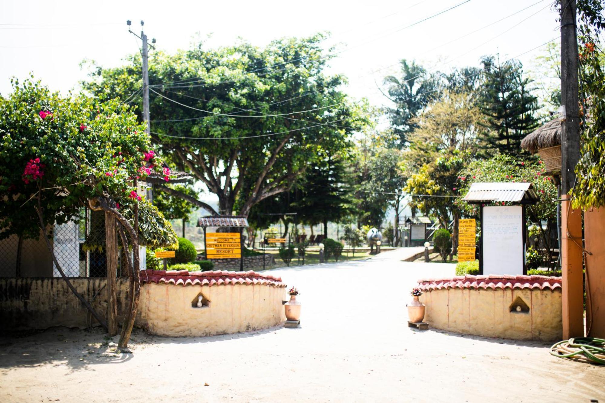 Chitwan Riverside Resort Саураха Екстер'єр фото