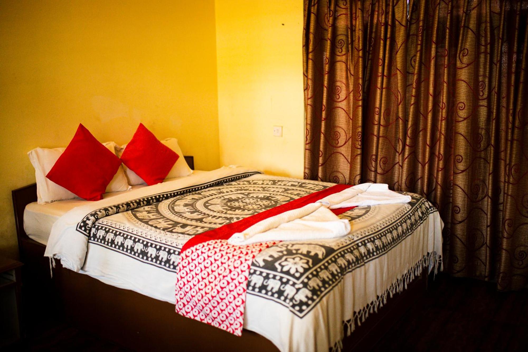 Chitwan Riverside Resort Саураха Екстер'єр фото