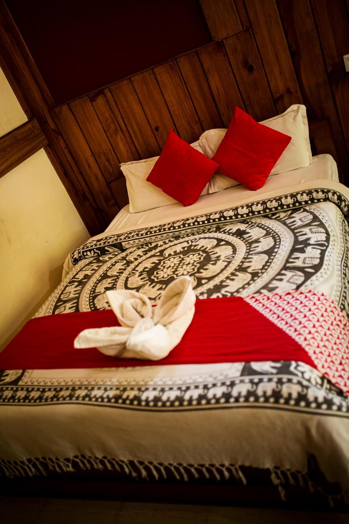 Chitwan Riverside Resort Саураха Екстер'єр фото
