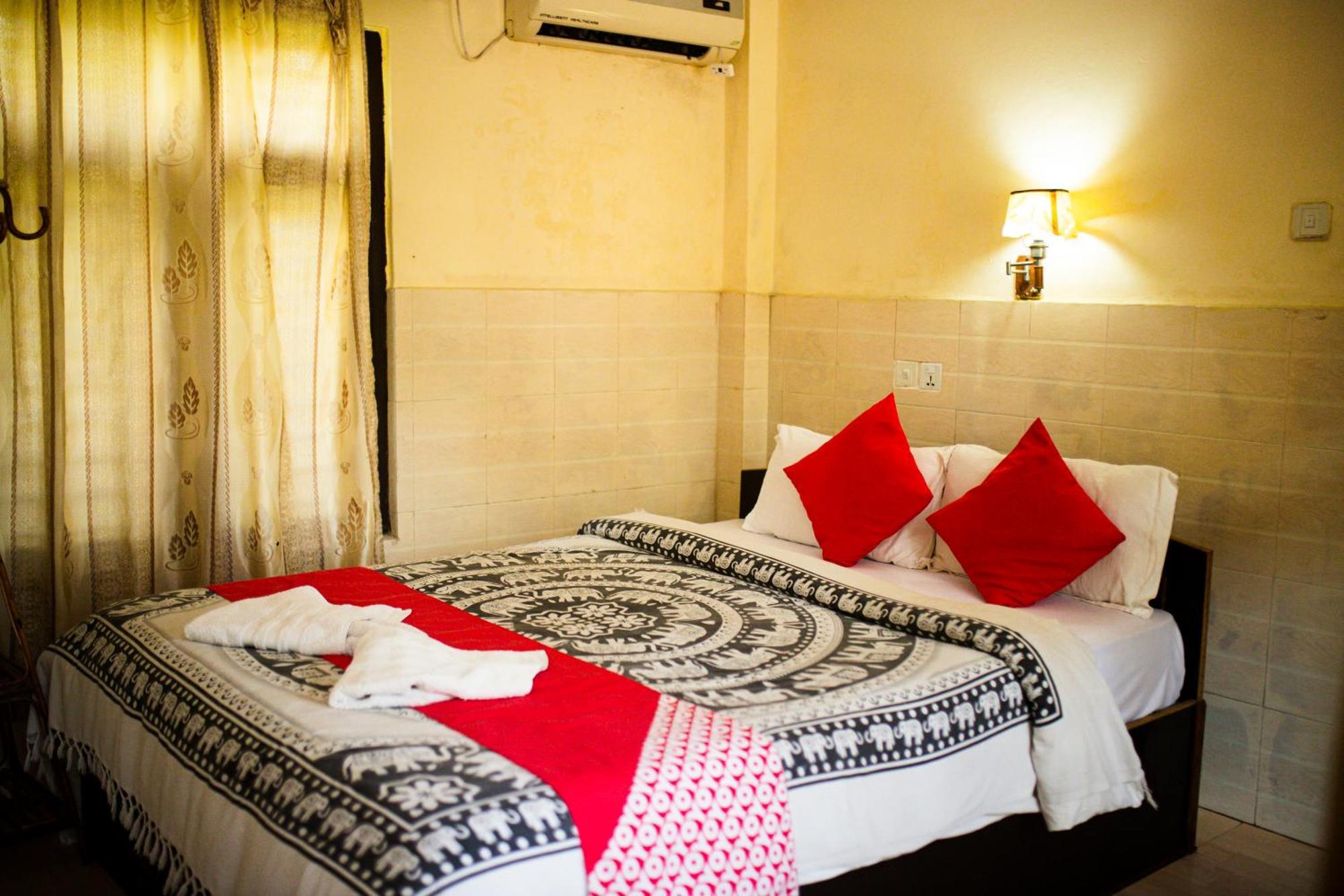 Chitwan Riverside Resort Саураха Екстер'єр фото