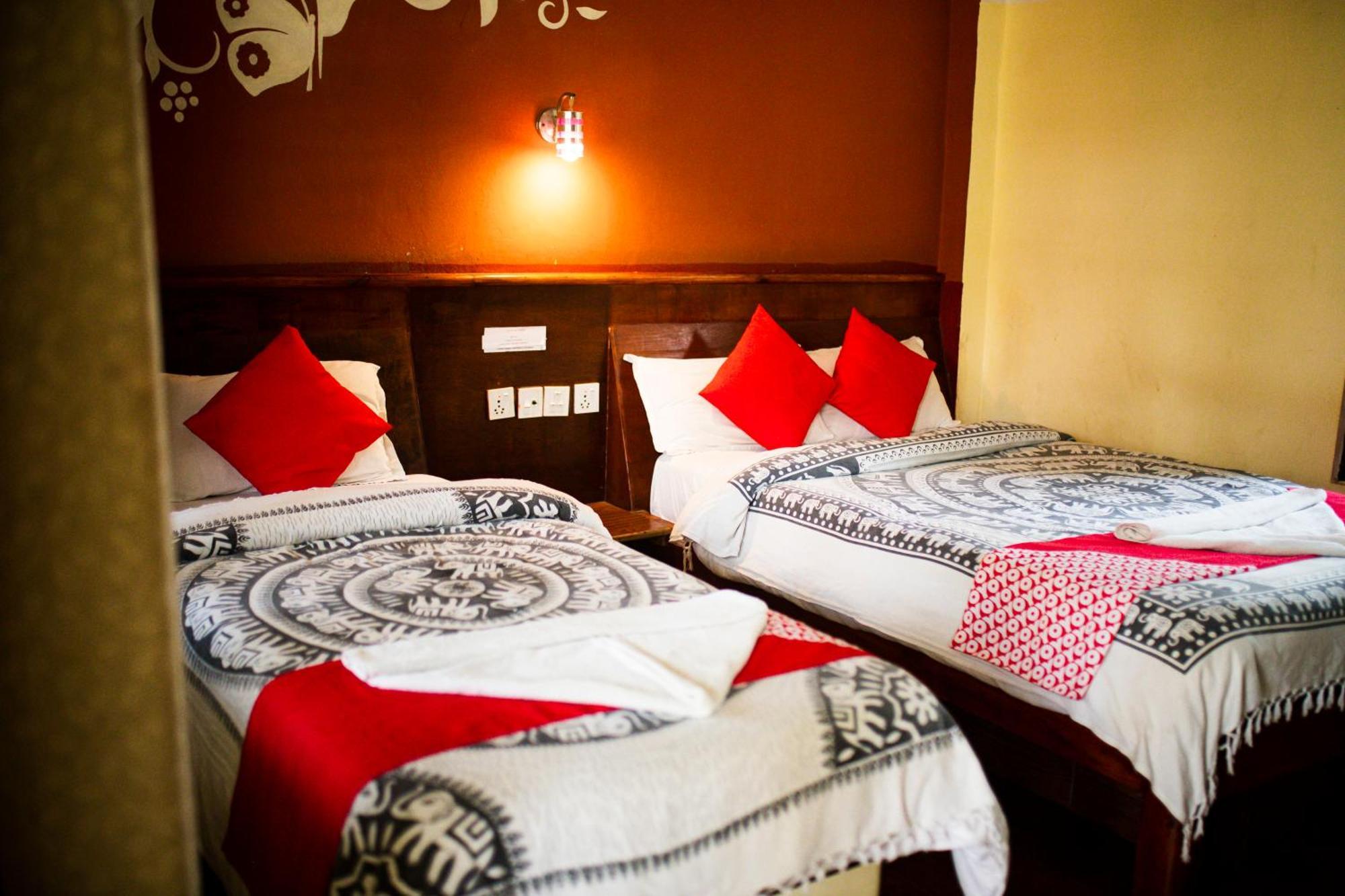 Chitwan Riverside Resort Саураха Екстер'єр фото