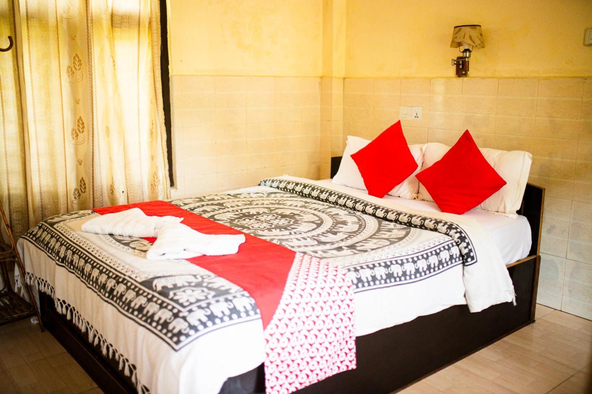 Chitwan Riverside Resort Саураха Екстер'єр фото