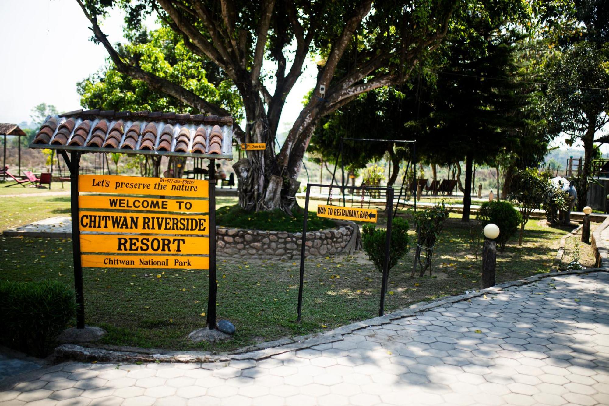 Chitwan Riverside Resort Саураха Екстер'єр фото