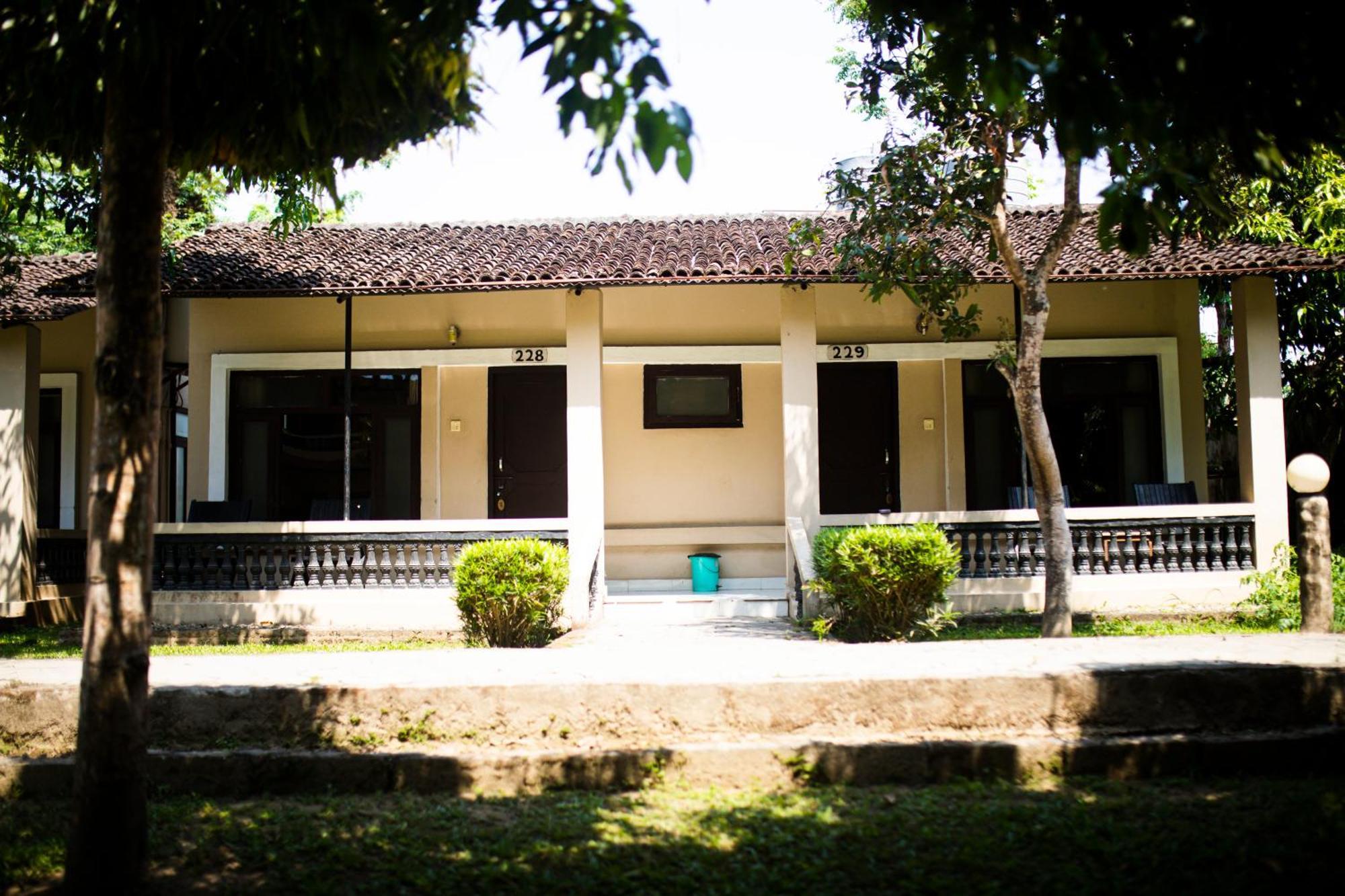 Chitwan Riverside Resort Саураха Екстер'єр фото