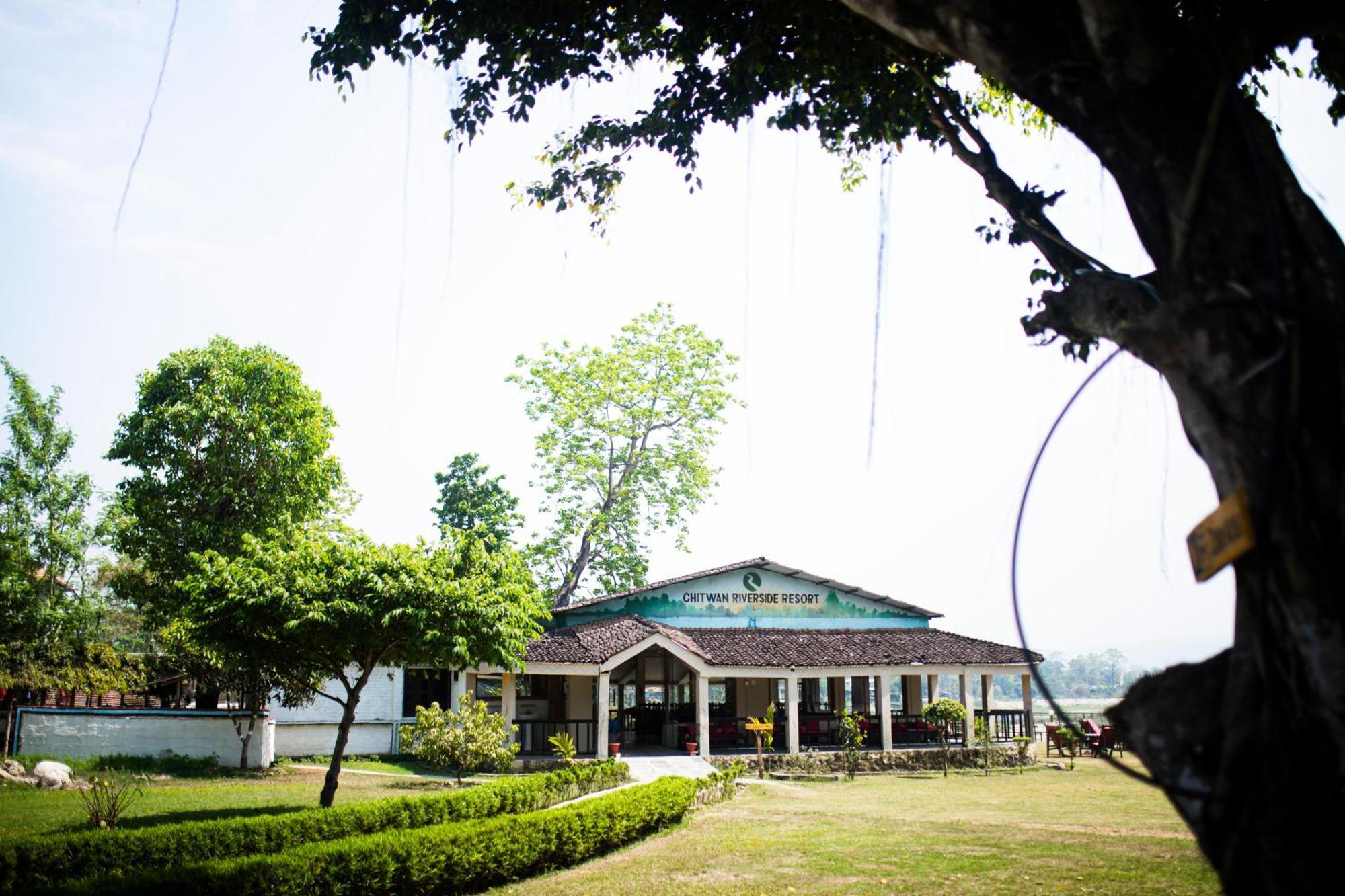 Chitwan Riverside Resort Саураха Екстер'єр фото