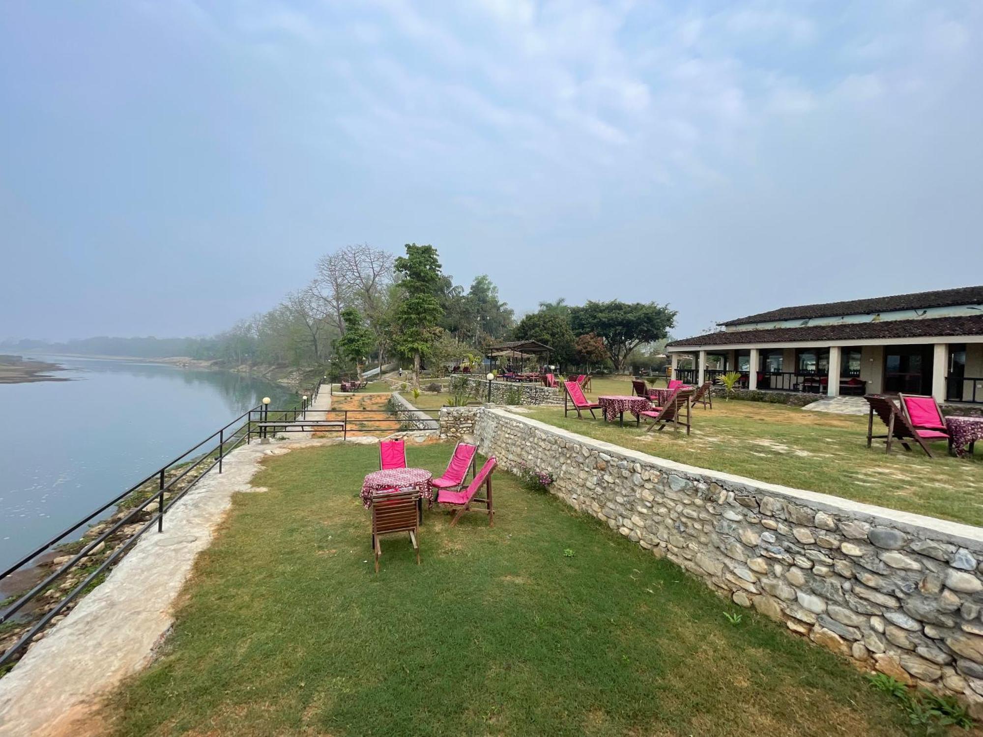 Chitwan Riverside Resort Саураха Екстер'єр фото