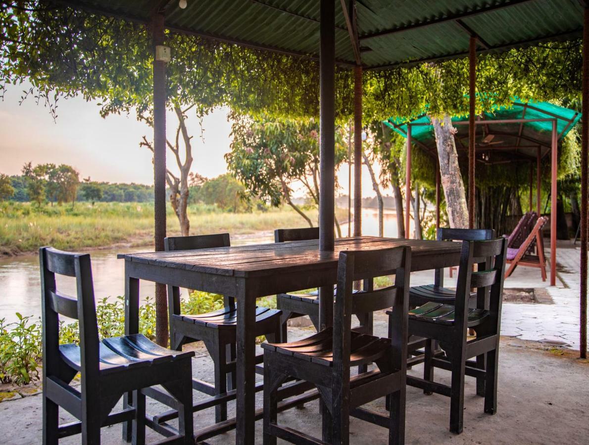 Chitwan Riverside Resort Саураха Екстер'єр фото