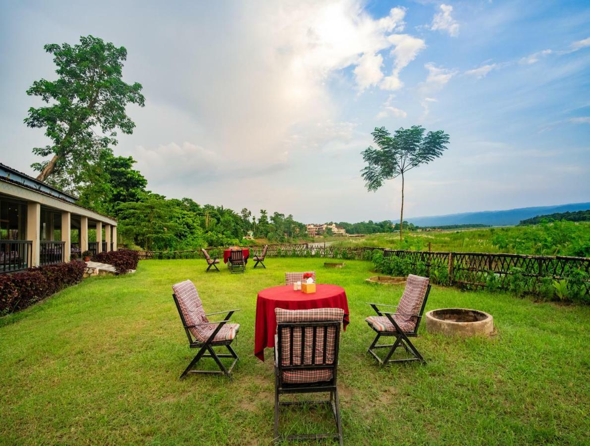 Chitwan Riverside Resort Саураха Екстер'єр фото