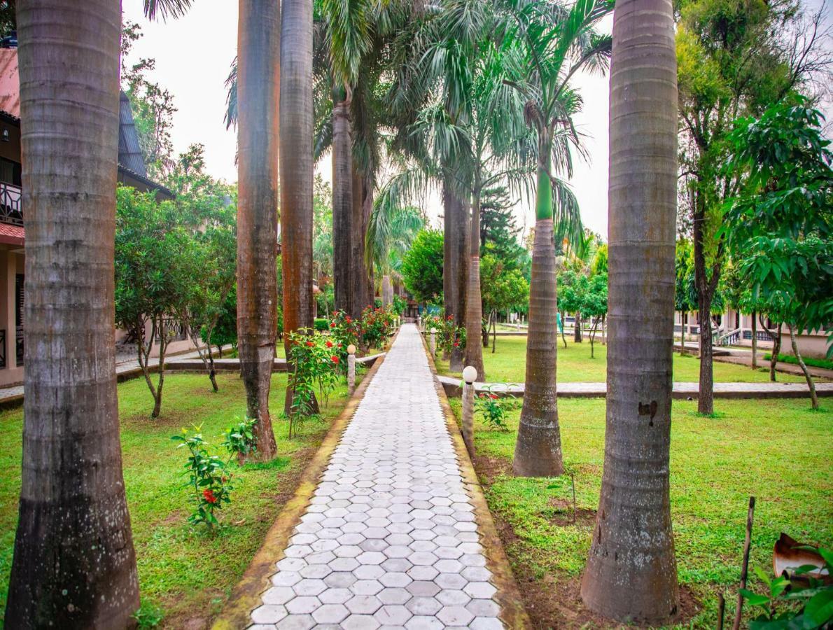 Chitwan Riverside Resort Саураха Екстер'єр фото