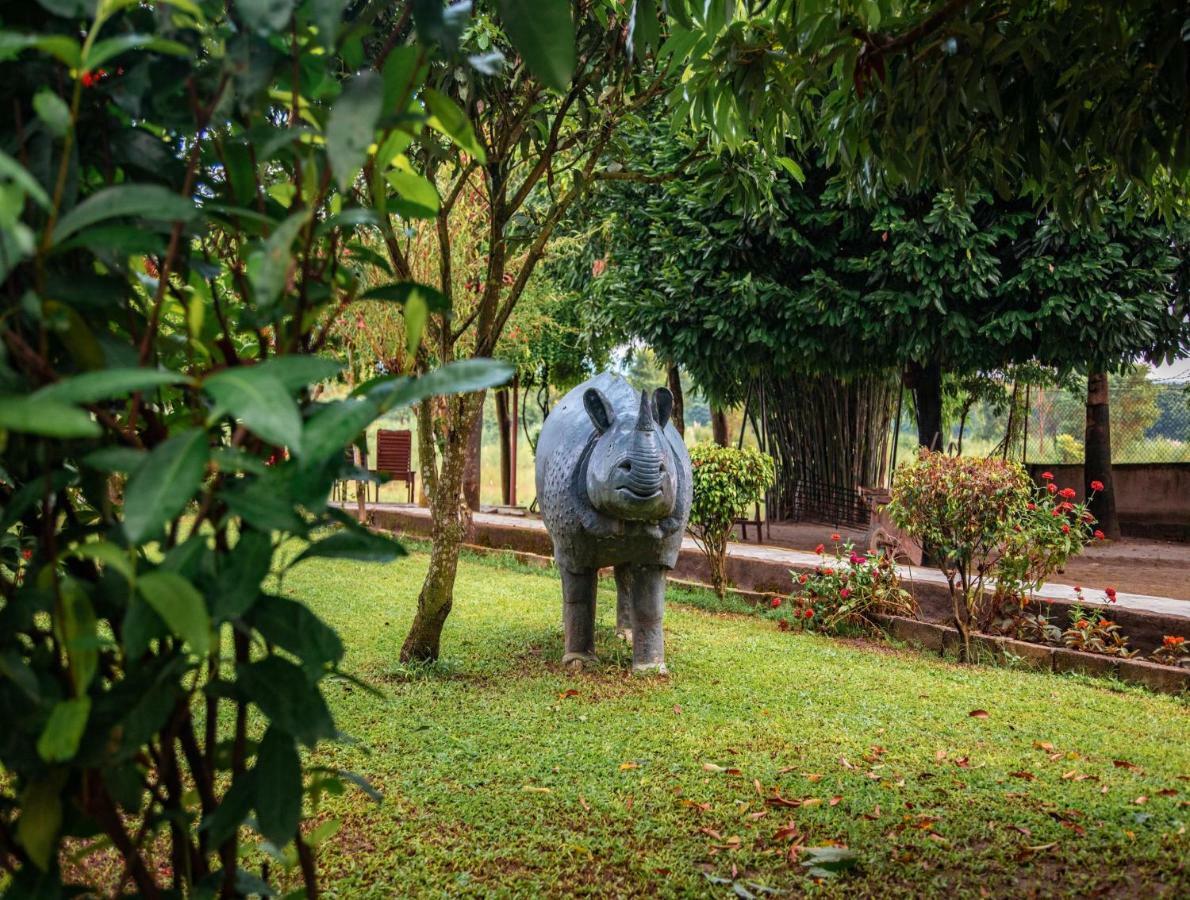 Chitwan Riverside Resort Саураха Екстер'єр фото