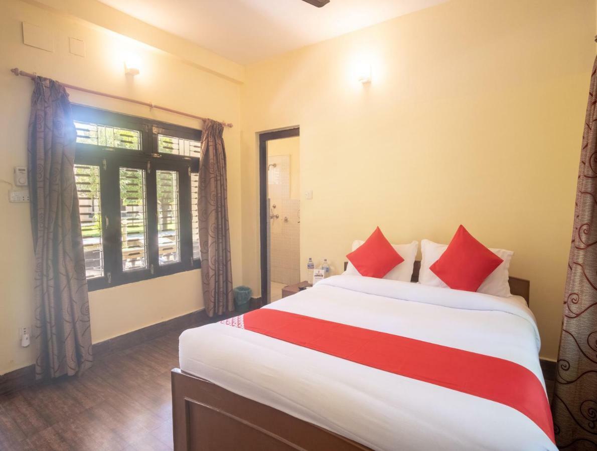 Chitwan Riverside Resort Саураха Екстер'єр фото