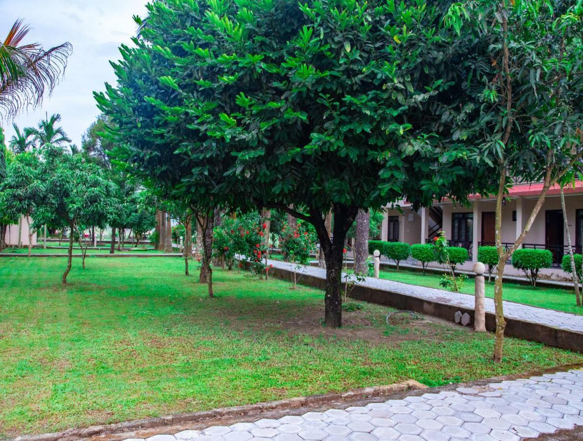 Chitwan Riverside Resort Саураха Екстер'єр фото