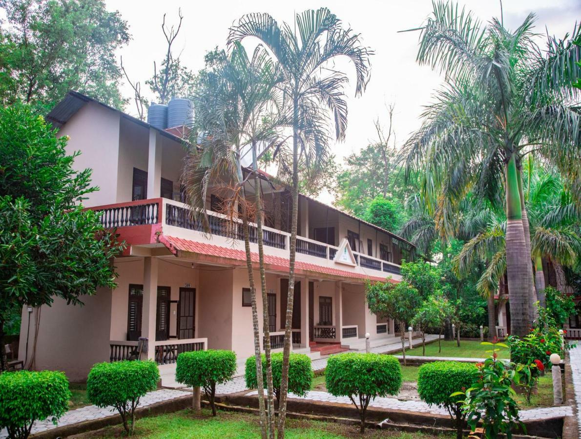 Chitwan Riverside Resort Саураха Екстер'єр фото