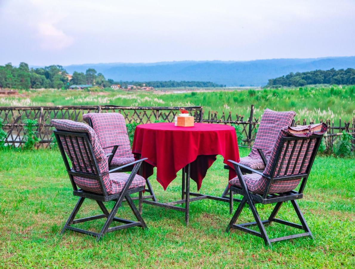 Chitwan Riverside Resort Саураха Екстер'єр фото