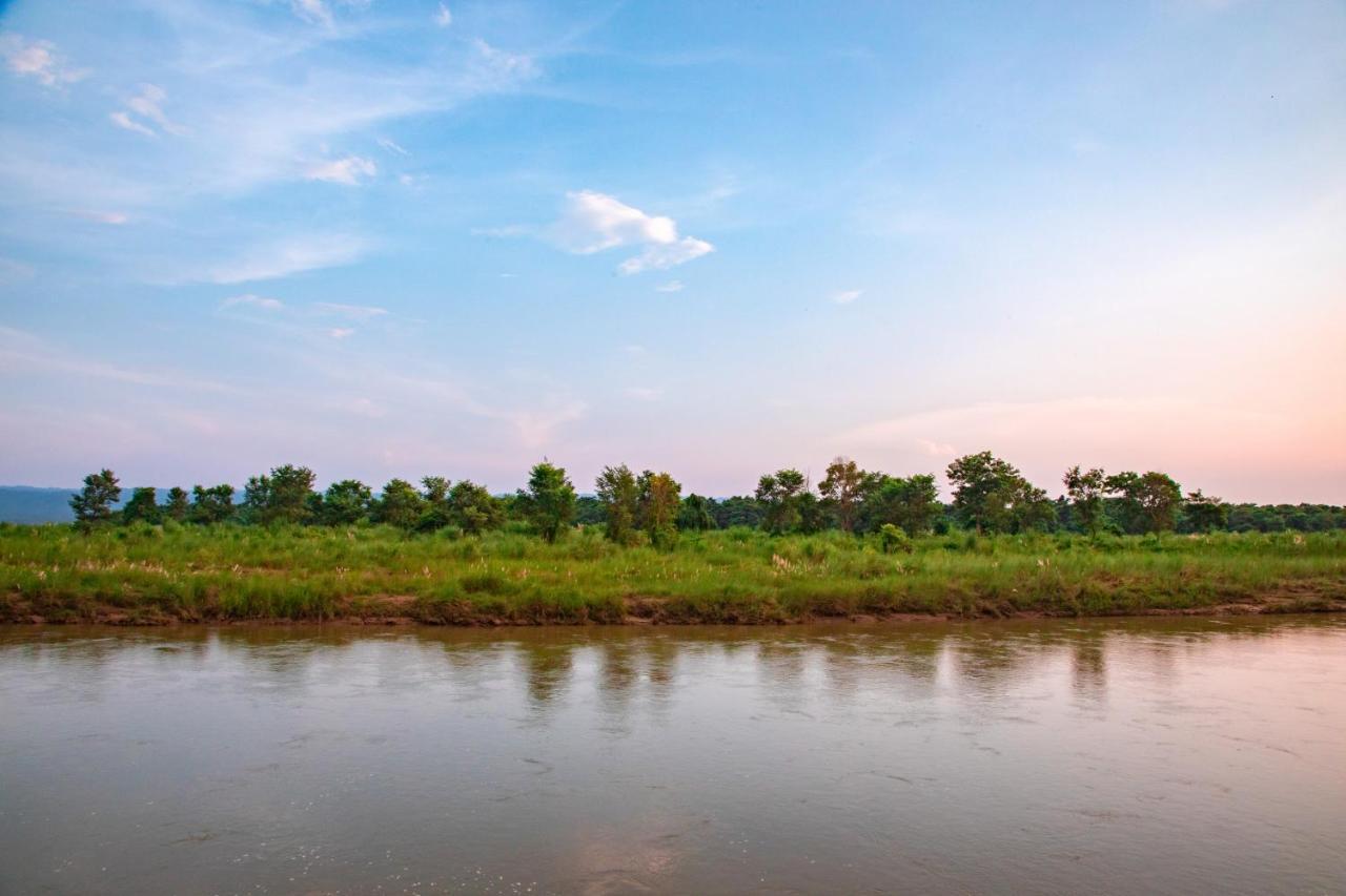 Chitwan Riverside Resort Саураха Екстер'єр фото