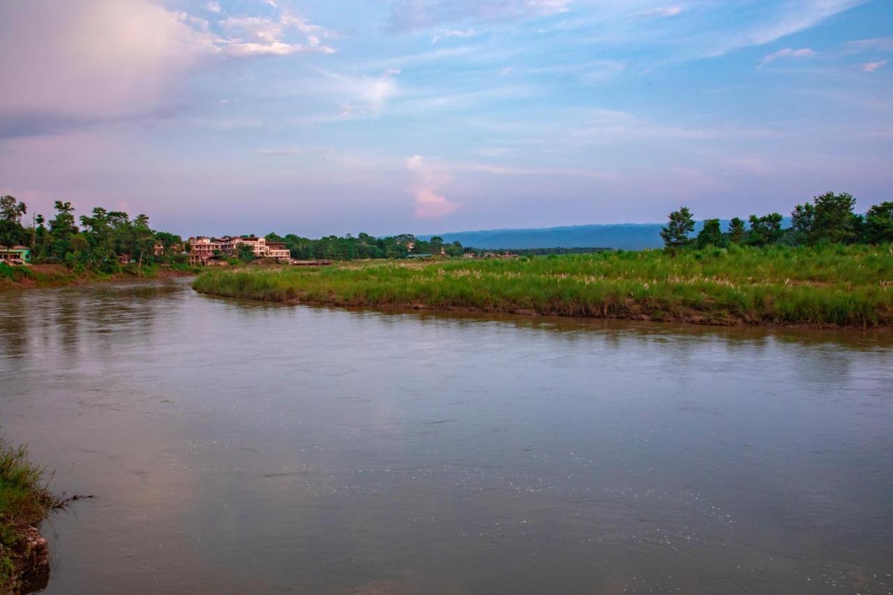 Chitwan Riverside Resort Саураха Екстер'єр фото