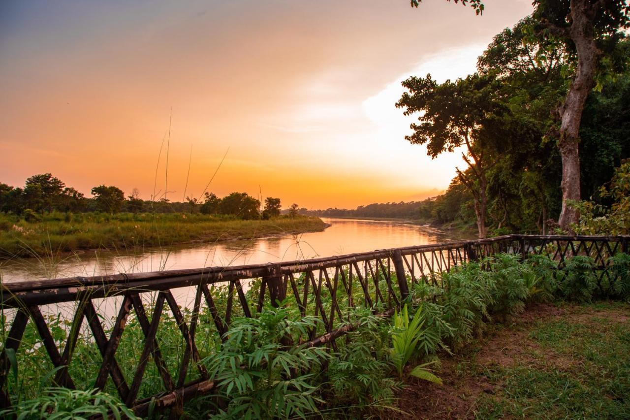 Chitwan Riverside Resort Саураха Екстер'єр фото